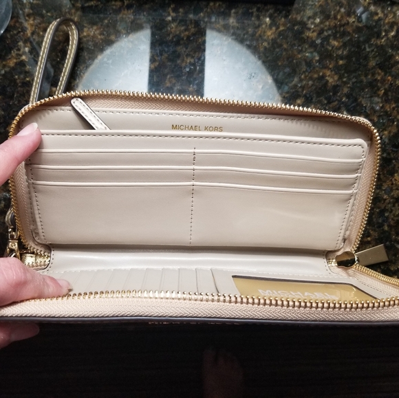 Michael Kors wallet - Picture 2 of 2